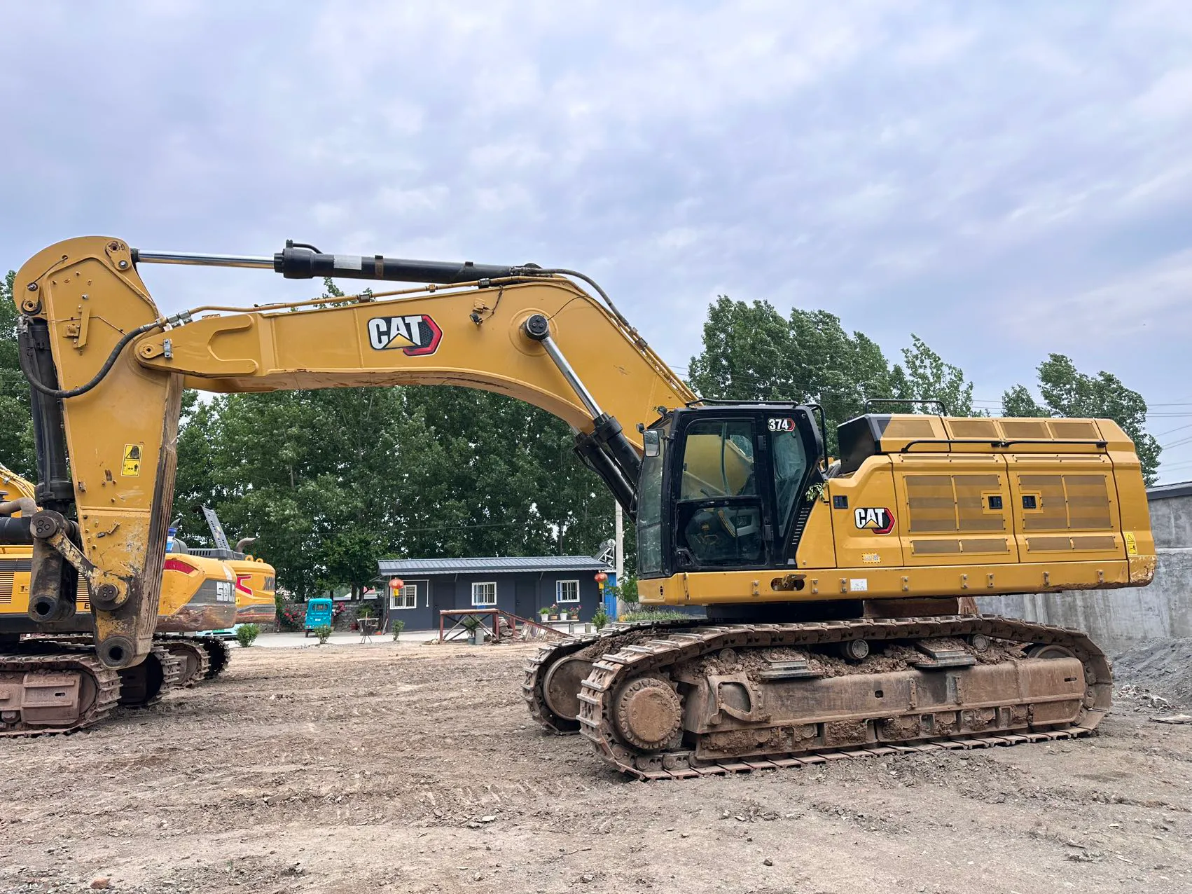 2023 used Caterpillar 374 excavator - view 1