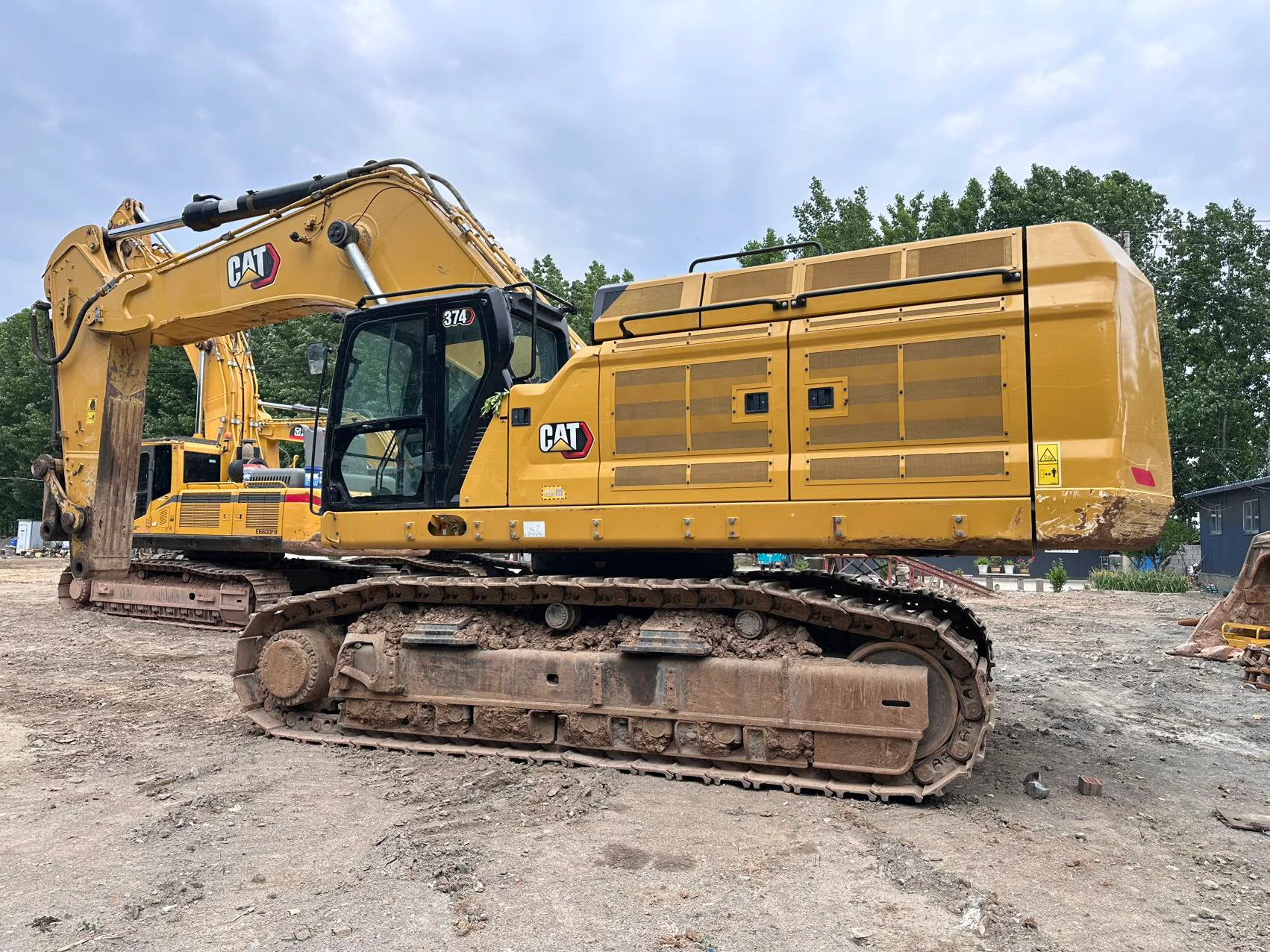 2023 used Caterpillar 374 excavator - view 3