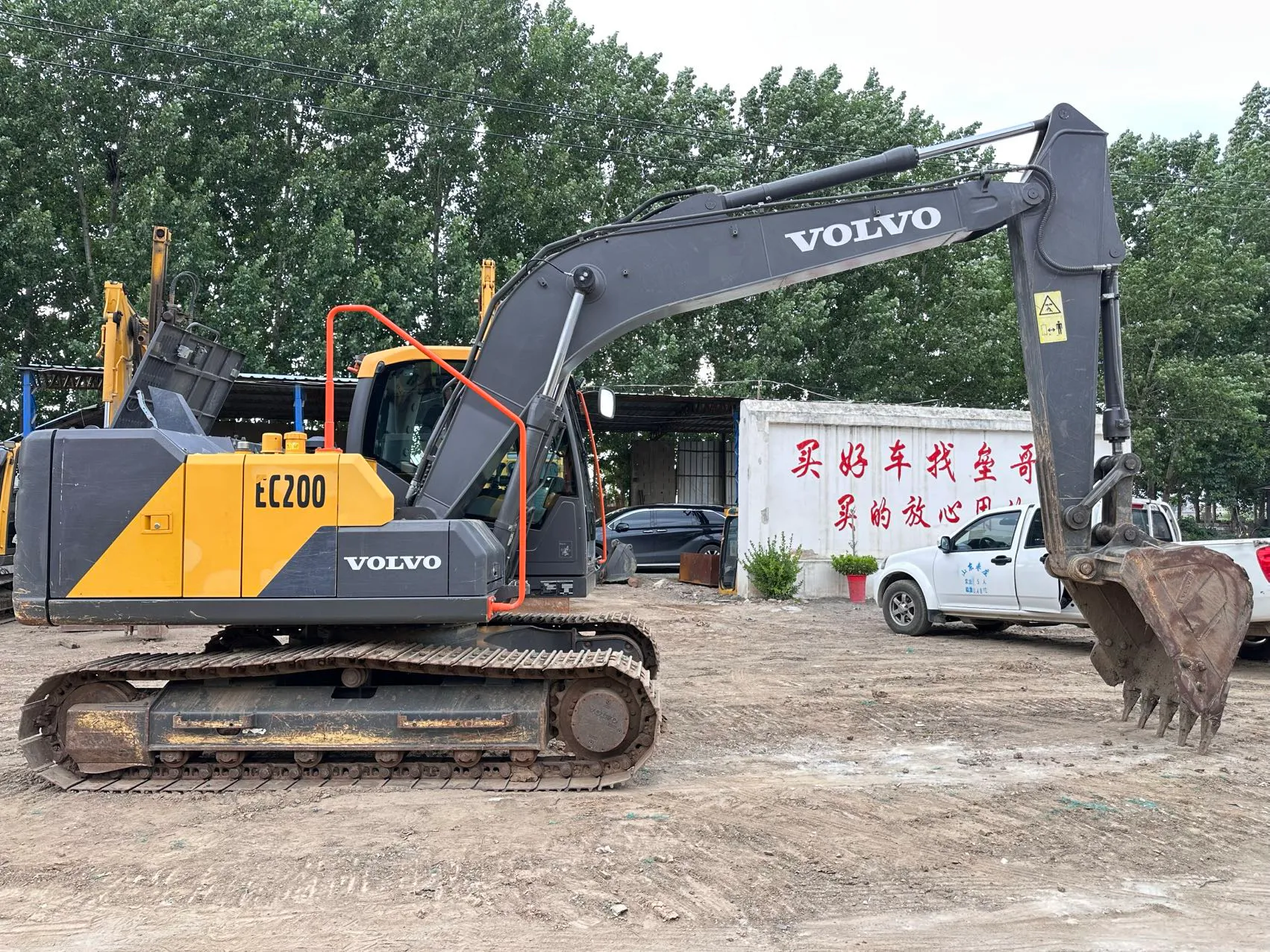 2023 used Volvo EC200 excavator - view 4